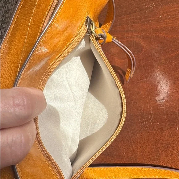 LODIS Ariana Organiser Crossbody - Picture 8 of 10